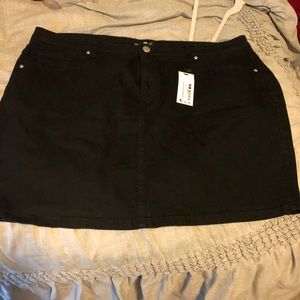 Boohoo black denim skirt NWT 20